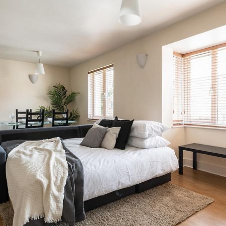 Spacious 2Br Flat - 2 Free Parking Spaces - Near Lgw Airport Crawley  Exterior photo